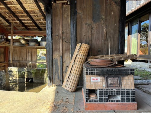 カバタやかまどなど昔の生活感がそのまま残っている古民家