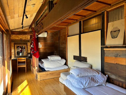 部屋によって広さや眺めも様々・エアコンや薪ストーブで快適空間