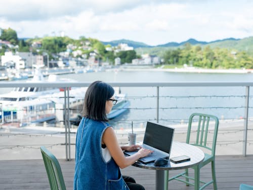 海が見える場所でテレワーク