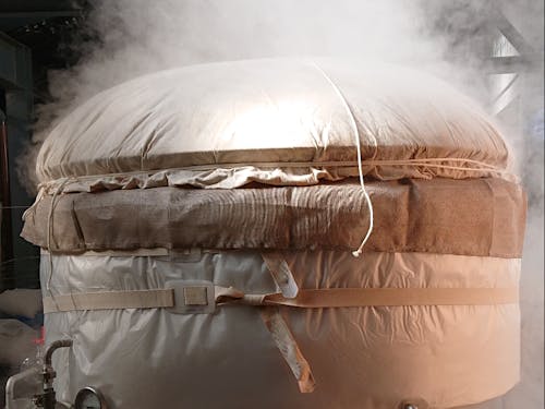 甑(こしき)を使って蒸したお米は、その後の酒づくりを大きく左右する重要な工程。