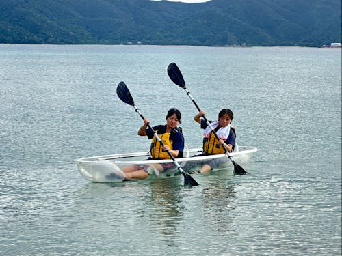 寮生たちとシーカヤックで近所の海で遊ぶ