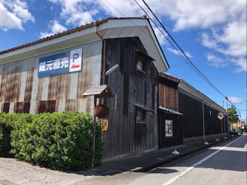 愛荘町のほぼ中央に位置し、滋賀県道28号線沿いにあります。