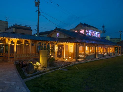 ライトアップされた芦湯