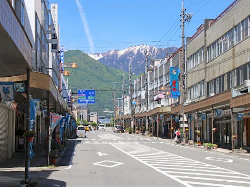 駒ヶ根駅前の商店街からもアルプスが望めます
