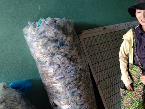 ピュアウォーターの袋をリサイクル(収益で学校の水道料を支払う)