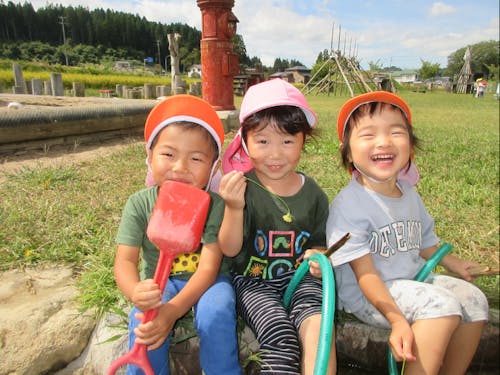 園庭で遊ぶ子どもたち