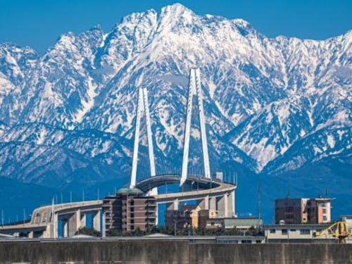 新湊大橋と劔岳