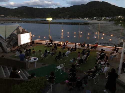たけの海町マーケットとコラボ開催した野外上映会