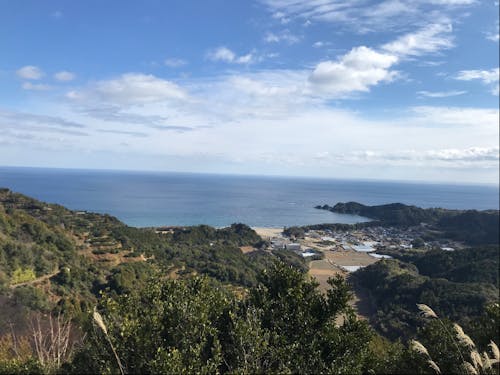 山の上から見た生見。海、山に囲まれた場所です。