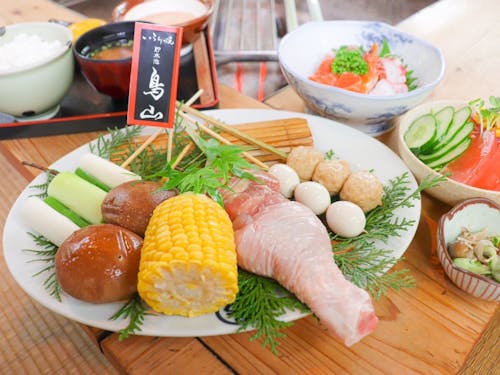 みんなでいろりを囲んで特別メニューを楽しむ昼食