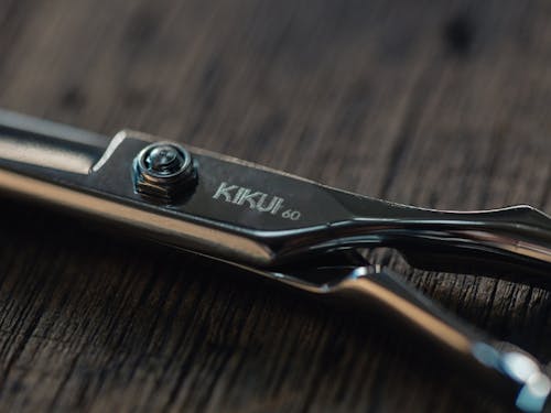 全国の美容師が指名買いする「菊井鋏製作所」