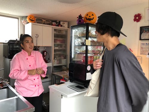 焼菓子を販売中の店内。季節感がでるようにディスプレイされていました。