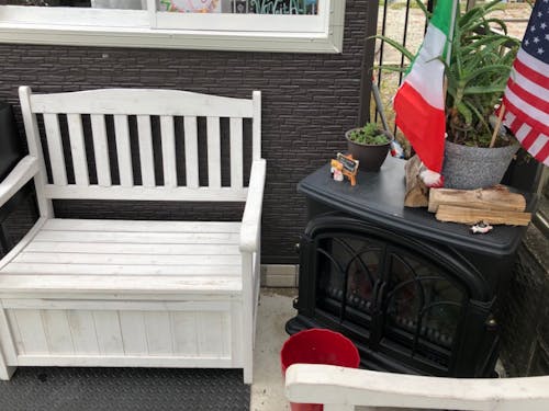 店外にはベンチを設置。お天気がいい日は外での飲食も楽しめます。