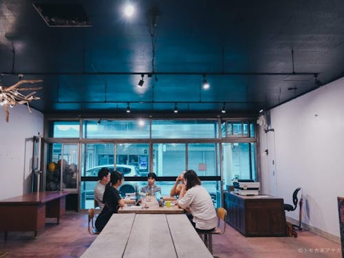 活動拠点となるコワーキングスペース「まちの基地アンテナ」では地域の方や協力隊OBと交流も