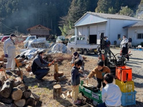 村が行ったユルめのイベント(薪割り大会)のようす