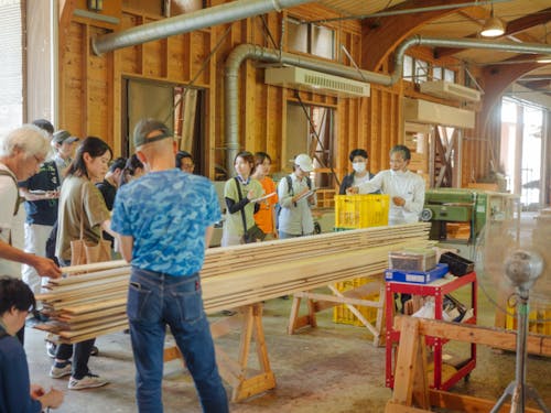 現場以外にも、加工工場など一連の森林組合の森との関わり方に触れます。