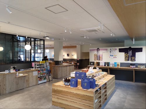 「龍泉洞 わっか」の内部。写真左側奥がブルワリーです。