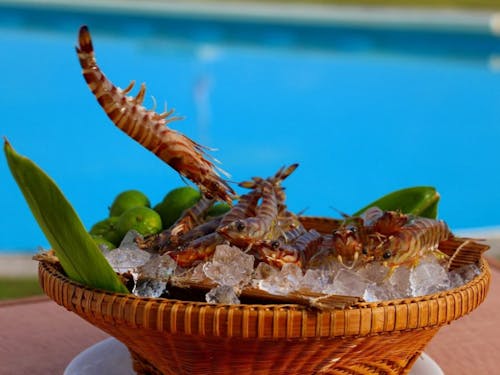 特産のクルマエビ。おいしい食べ物がたくさんあります。