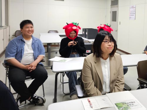 オンラインで学校説明会を行うコーディネーターと地域みらい留学生