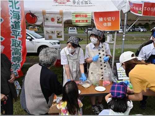 食の祭典「びらとり和牛・トマトまつり」に出店するトマトクラブの生徒