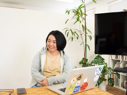 田辺市でデザイナーとして活動するtetauの森脇碌さん