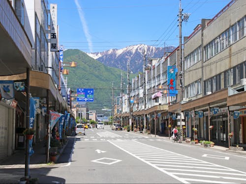 駒ヶ根駅前の商店街からもアルプスが望めます