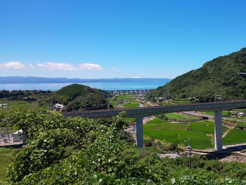 「緑道豊穣の碑」からは大村湾と西九州新幹線の高架橋が一望できます。