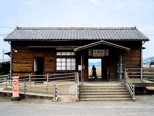レトロな木造駅舎と美しい大村湾が一望できる千綿駅。