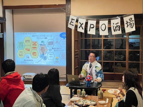 本プロジェクトの立ち上げ人の地域プロジェクトマネージャー、小森さんが主催するEXPO酒場の様子。