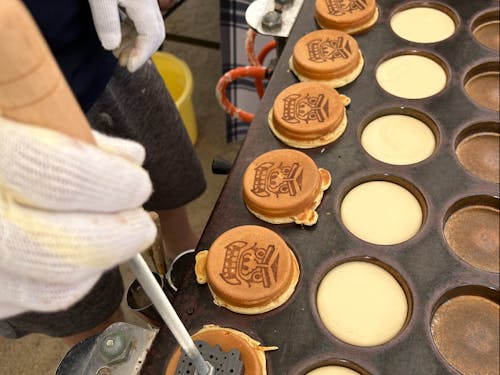 高校生が製菓店とコラボして、見島の鬼揚子の焼印が入った大判焼を販売しました♪