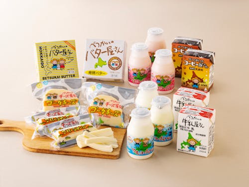 牛乳はもちろんのこと、チーズ、バター、ヨーグルト、アイスクリームに加工され、日本各地の食卓を支えます。