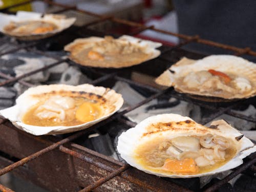プランクトン豊富な海流が勢いよく流れ込む漁場で、ホタテは肉厚に、濃厚に育ちます。ふるさと納税でも人気の返礼品です。
