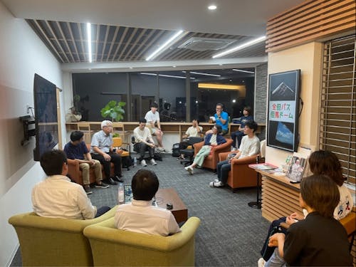 新しく出来たコミュニティスペースで真面目に議論もします。