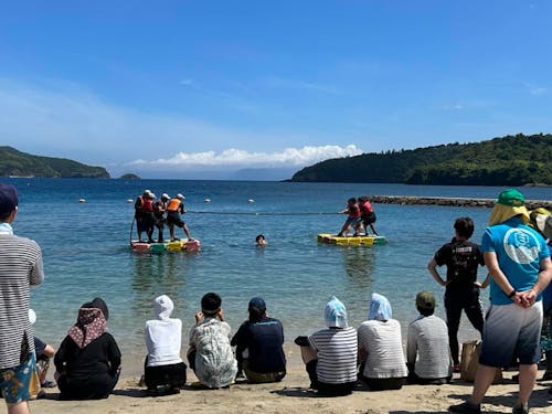 観光協会が主催する海上綱引き大会の様子