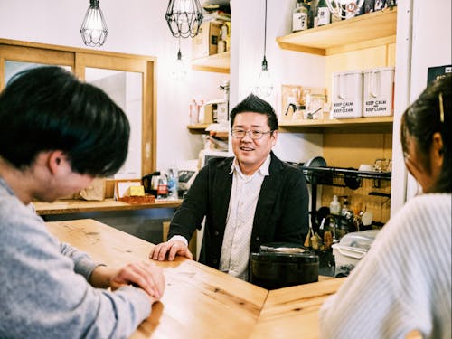 時にはバーのマスターの様な位置で