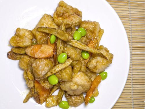 完成したチキンチキンゴボウの写真です。 彩りを添えるために枝豆を加えてみました。