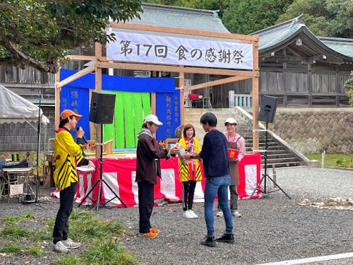 島内イベントで司会を務める観光協会スタッフ