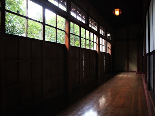 柴山の家:縁側には、オシャレな照明を置きたくなる。