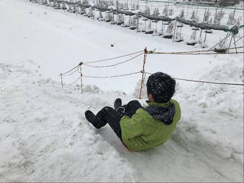 雪の滑り台を体験。希望があれば雪かき体験もできます!