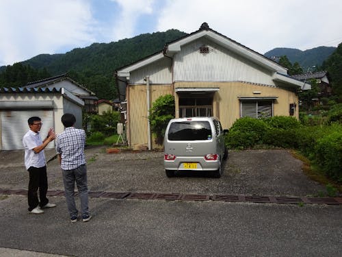 空き家の見学。道中に猿の軍団に出くわしたことも・・・