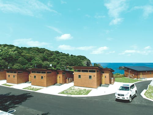 海に面したコテージが8棟。お風呂は全室、日本海が一望できます。