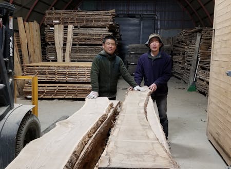 地域の木工作家さんと連携して、広葉樹木材の加工に取り組んでいます。