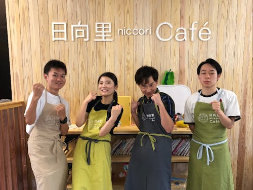 酒田市日向の「日向里かふぇ」で活躍する大学生