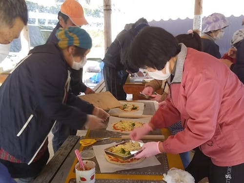 ピザづくり体験の様子