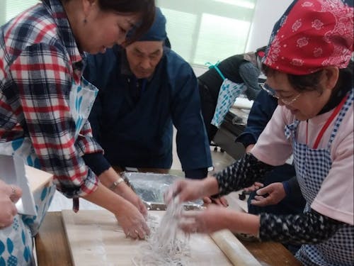 地域で育てたそ蕎麦を使って蕎麦打ち体験の様子
