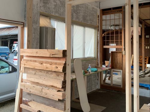 地域の人からもらった廃材で壁を作ります