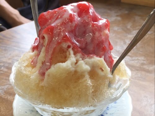 地元特産の「朝取れイチゴ」を使った手作りシロップのかき氷
