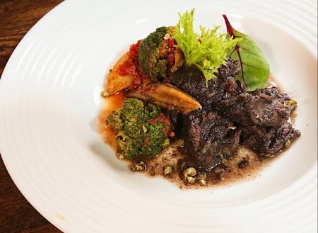 「鹿スネ肉の赤ワイン煮込み」