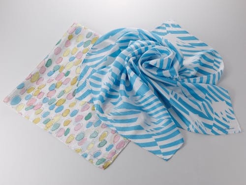 有名デザイナーとのコラボ商品も販売しています。