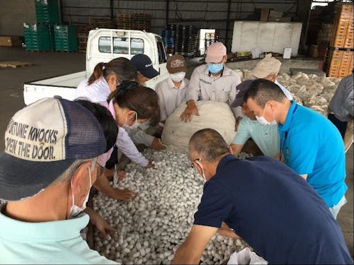 年に5回、繭の品質調査も。取材とサポートをお願いします。